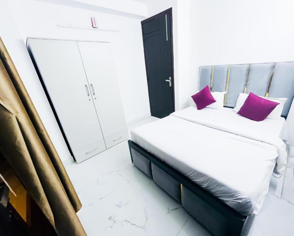 Hotel 24By7 Neu-Delhi Exterior foto